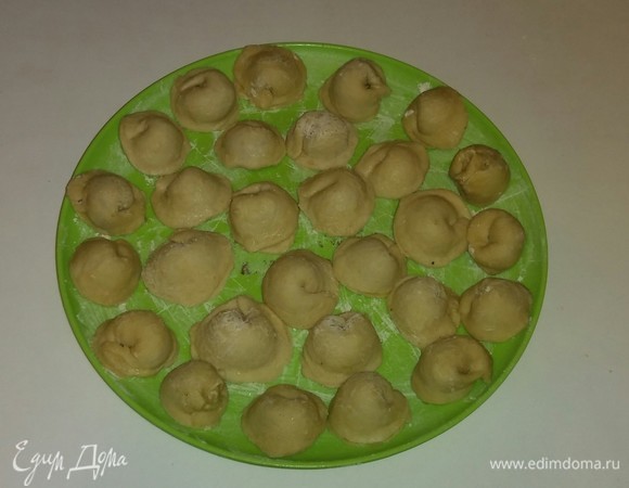 Достаем фарш из холодильника. Кладем в центр каждого кружка по 1 чайной ложке (без горки) фарша. Защипываем пельмени. И убираем их в морозилку для замораживания и, возможно, дальнейшего хранения. Из указанных ингредиентов у меня получилось около 190 пельменей. Я варю пельмени после заморозки около 10 минут в кипящей подсоленой воде. А к столу их можно подать с чем вам нравиться, например, со сметаной или каким-либо другим соусом. Приятного аппетита!