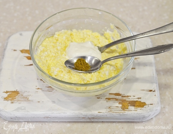 Добавьте сметану и тмин.