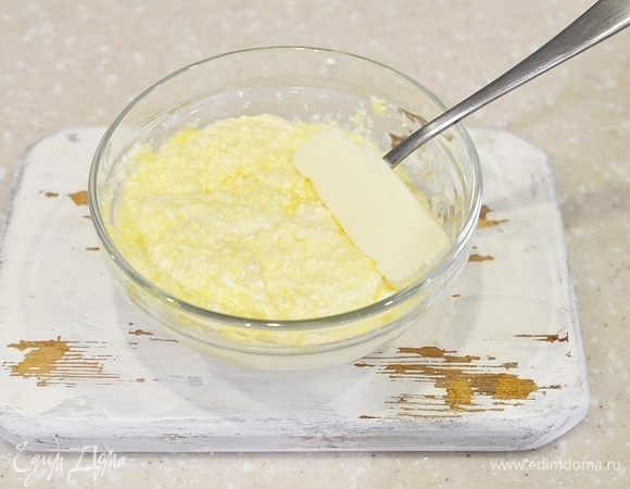 Добавьте размягченное сливочное масло.