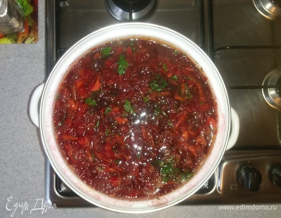 Добавляем в кастрюлю пассерованные лук и морковь, а также зелень. Если после того, как все овощи добавлены, объем кастрюли позволяет, то добавляю в нее кипяченой воды до полного объема кастрюли. Варим борщ еще 30 минут. Подаем к столу со сметаной. Приятного аппетита!