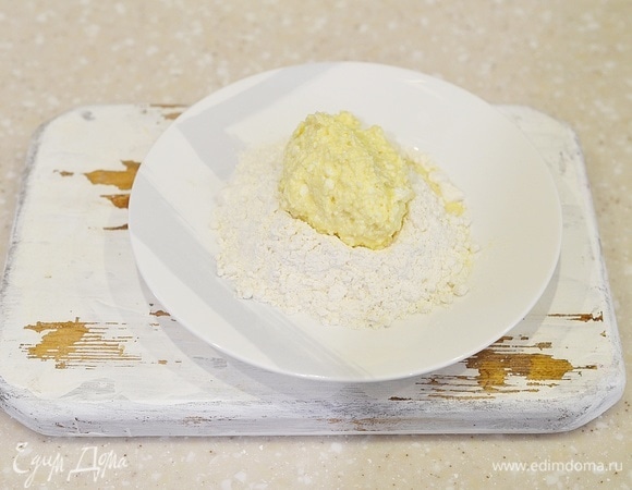 Ложкой выкладывайте творожное тесто и формируйте сырники.