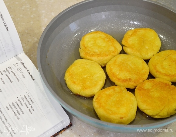 В сковороде разогрейте оливковое масло и обжарьте сырники до золотистого цвета с двух сторон.