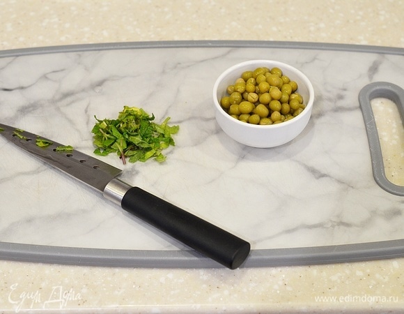 Лук нарежьте, горошек разморозьте. Если горошек консервированный, слейте жидкость.