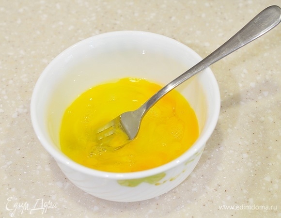 Яйца взбейте вилкой, посолите.