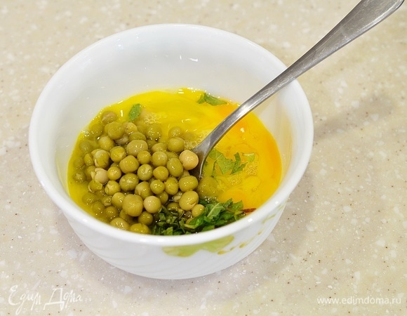 Добавьте нарезанный лук и горошек.