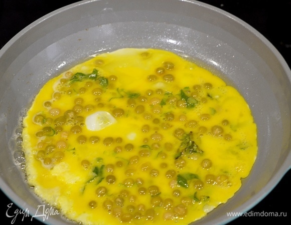 В сковороде разогрейте оливковое масло, влейте яичную смесь.