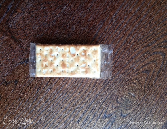 На крекер выложить все.