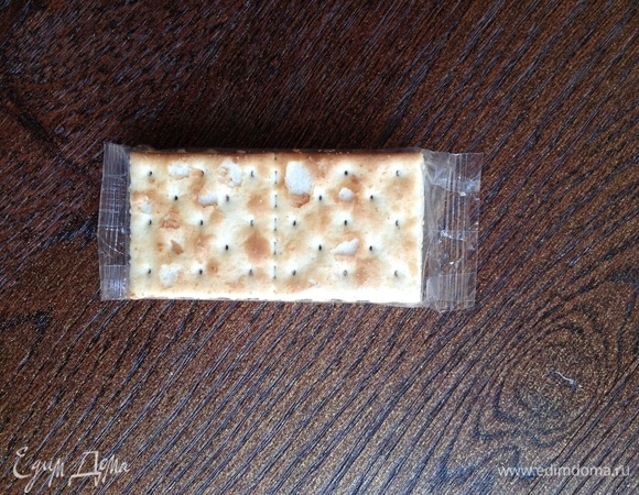 Крекер положить на тарелку.