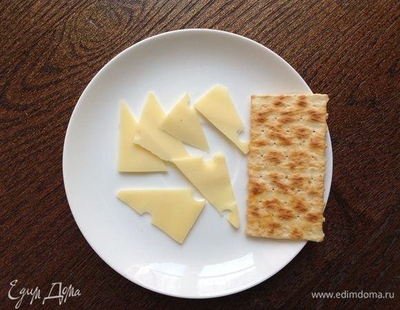 Нарезать сыр.