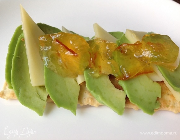 Выложить на крекер сыр, авокадо, сверху — джем. Приятного аппетита!