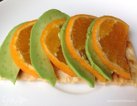 Все выложить на крекер. Приятного аппетита!