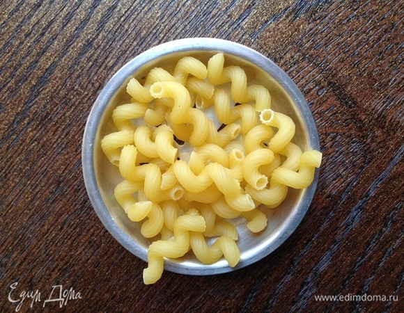 Отварить рожки в воде. Слить воду, добавить молоко. Варить 5 минут. Добавить соль, сахар.