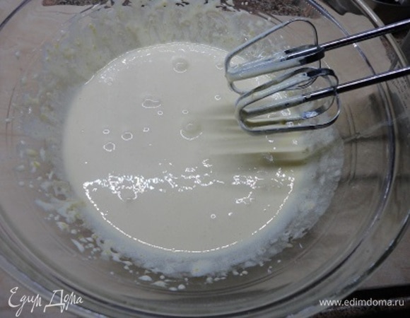 Духовку включаем на разогрев до 180°C. Желтки отделяем от белков и взбиваем с сахаром до полного его растворения.