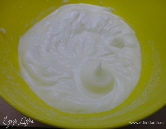 Белки взбиваем в плотную массу.