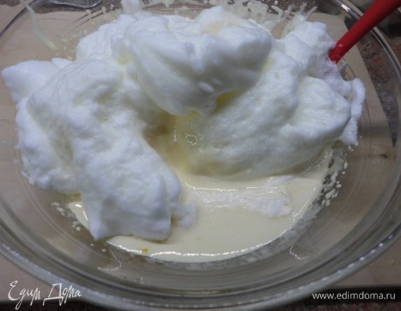 Соединяем белки с желтками, добавляем цедру лимона, соль, просеиваем муку. Все вымешиваем.