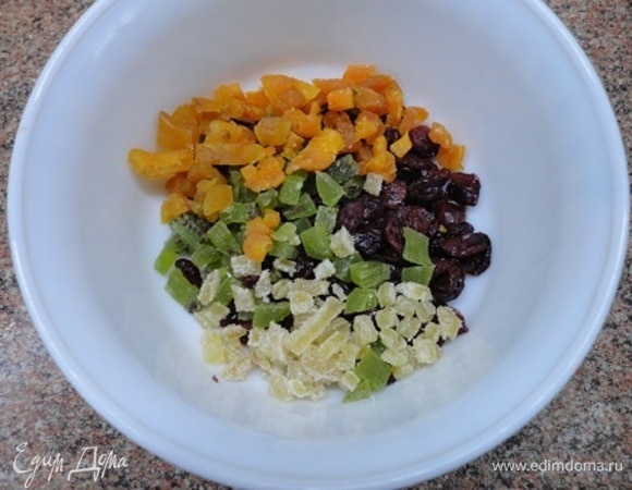 Любимые цукаты общим весом 130 г нарезаем на мелкие кусочки.