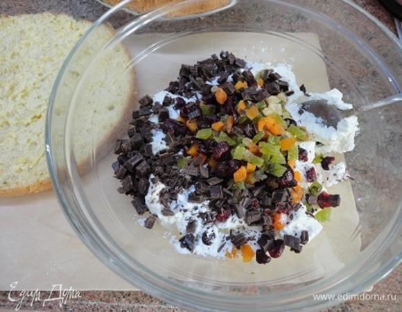 Для крема смешиваем рикотту с сахарной пудрой (оставьте пару ложек для посыпки), цукатами, нарубленным шоколадом.