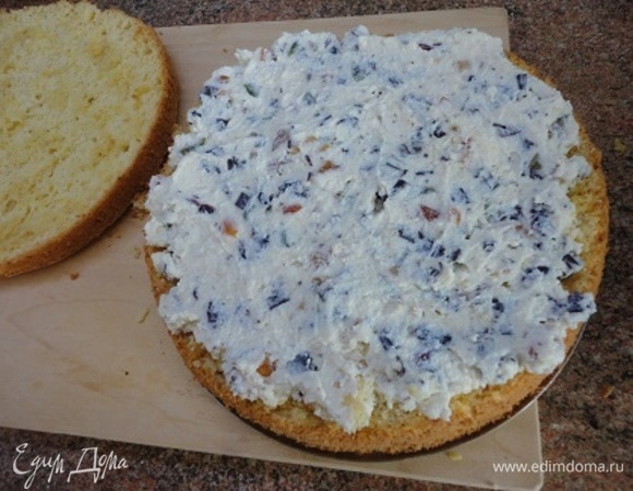 Сбрызните разрезанные коржи ликером (у меня лимонный), промажьте кремом. Затяните пленкой и поставьте на пару часов в холодильник.