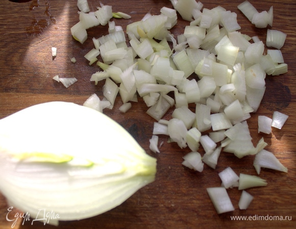 Луковицу измельчить.