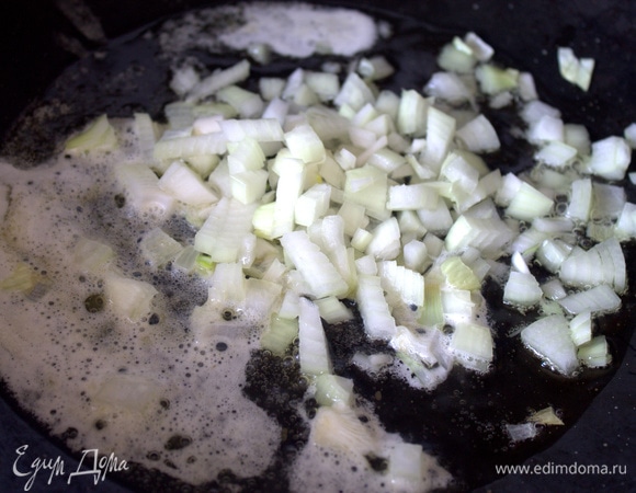 Растопить сливочное масло вместе с оливковым.