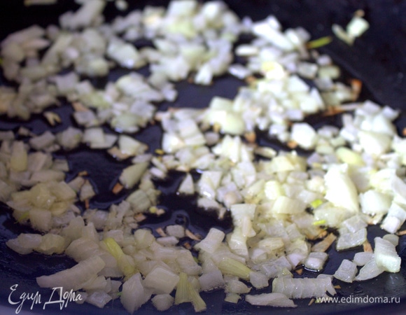 Слегка обжарить лук. Я жарила в воке.