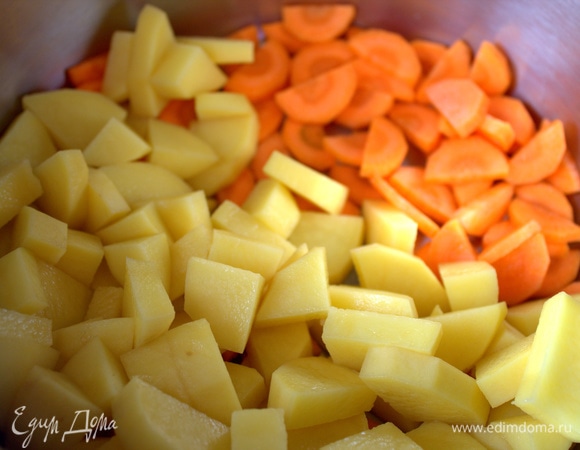 Картофель тоже, высыпать в кастрюлю.