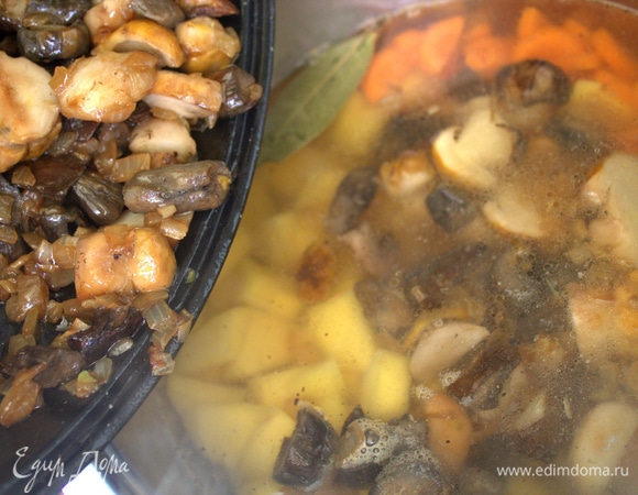 Перенести обжарку со сковороды.