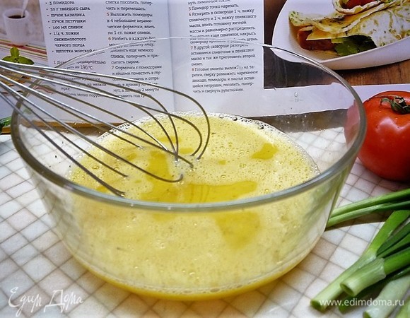 Яйца слегка солим, перчим и взбиваем миксером, затем вливаем молоко и еще немного взбиваем.