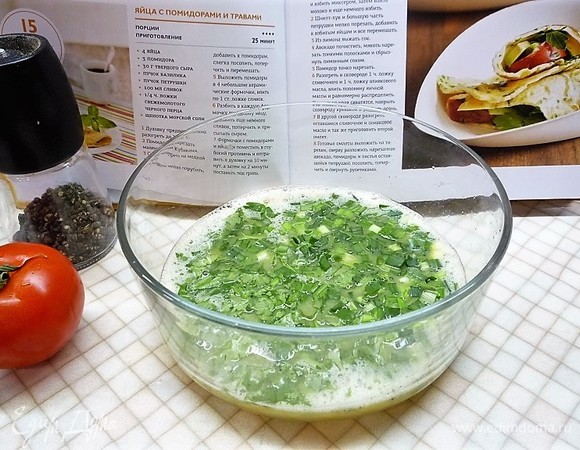 Зеленый лук и большую часть петрушки мелко нарезаем, добавляем ко взбитым яйцам и все перемешиваем.