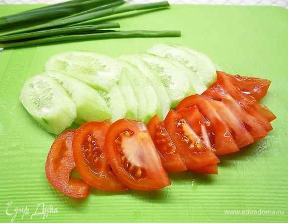 Помидор и огурец нарезаем тонкими ломтиками.