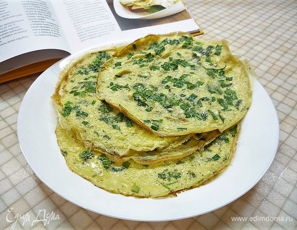 Разогреваем в сковороде 1 ч. л. сливочного и 1 ч. л. оливкового масла, вливаем половину яичной массы и равномерно распределяем. Как только края схватятся, накрываем сковороду крышкой и убавляем огонь. В другой сковороде разогреваем оставшееся сливочное и оливковое масло и так же готовим второй омлет.