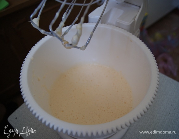 Взобьем сахар и яйца добела. Масса должна увеличиться в объеме. Добавим ванильный сахар и растертый в пюре корень имбиря.