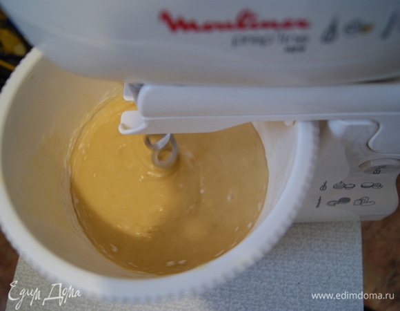 Добавим получившуюся массу ко взбитым яйцам с сахаром. Введем просеянную муку с разрыхлителем.