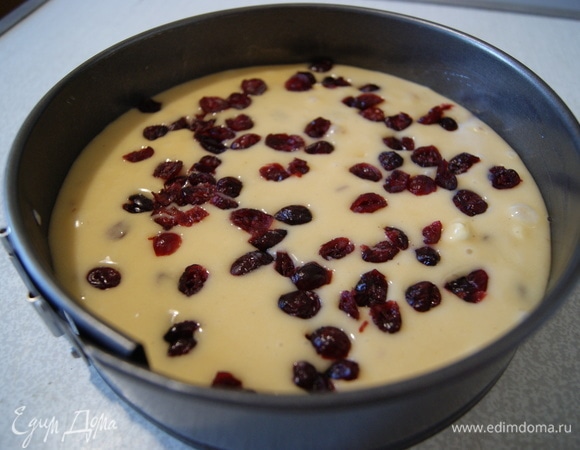 В смазанную маслом разъемную форму выкладываем тесто и посыпаем оставшейся клюквой, немного утопив ее в тесте. Выпекаем в разогретой до 180°C духовке примерно 20–25 минут. В моей газовой духовке выпекалось 35 минут.