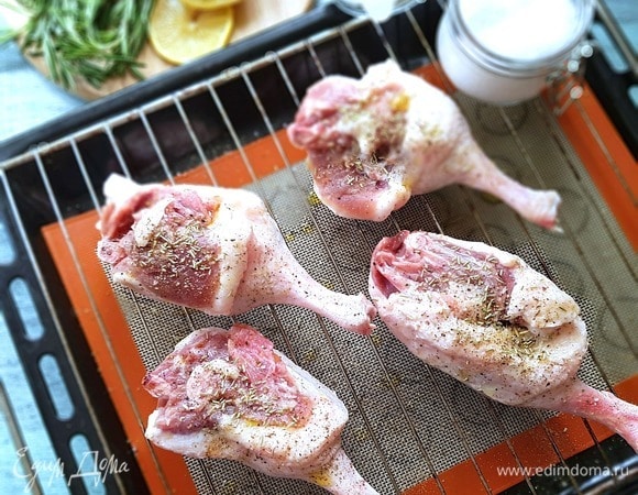 В оригинале используется целая тушка утки, но я взяла только ножки. Включаем духовку на 220°C, я использую режим конвекции. Для начала хорошо промоем ножки и уберем лишнюю влагу. Прокалываем ножом места, где больше жира, и натираем ножки оливковым маслом (совсем по капле, только для того, чтобы соль и специи прилипли к ножкам, а не скатились), смесью перцев, сушеным розмарином и морской солью.