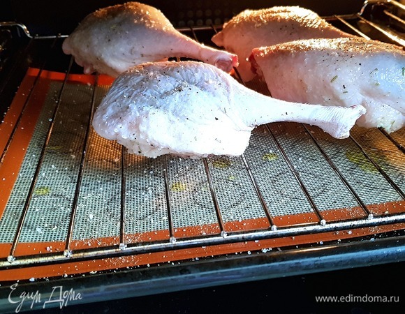Выкладываем ножки на решетку, а под решетку ставим противень, на который будет стекать жир. Убираем в разогретую духовку на 10 минут (в оригинале на 15 минут, но так как я использую только ножки, то время приготовления уменьшается, чтобы не пересушить птицу). Как только пройдет 10 минут, переворачиваем ножки и запекаем в духовке еще 10 минут.