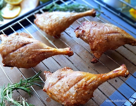 Вот такие румяные ножки получились, аромат сводит с ума! Убавляем жар духовки с 220°C до 180°C.