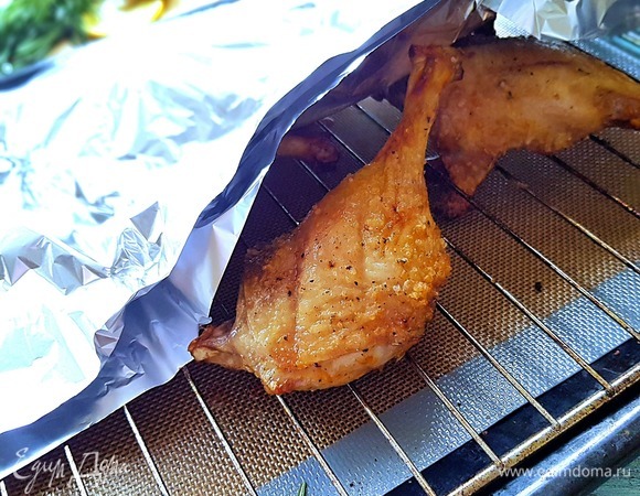 Накрываем ножки фольгой, чтобы не пересушить корочку, и убираем в духовку на 20 минут.