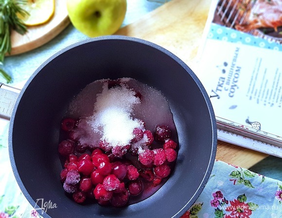 Тем временем приготовим вкуснейший вишневый соус. В рецепте по книге следует использовать джем или варенье. Так вот, сначала приготовим сами варенье. Берем сотейник и смешиваем в нем вишню, сахар и воду. Ставим на огонь и варим до загустения.