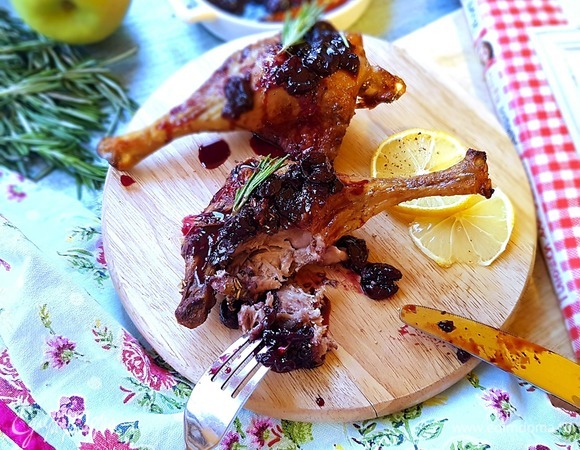 Выкладываем ножки на блюдо для подачи, сверху поливаем свежеприготовленным вишневым соусом. Также можно украсить веточками тимьяна или розмарина. Я использую розмарин. Все, умопомрачительная утка готова!