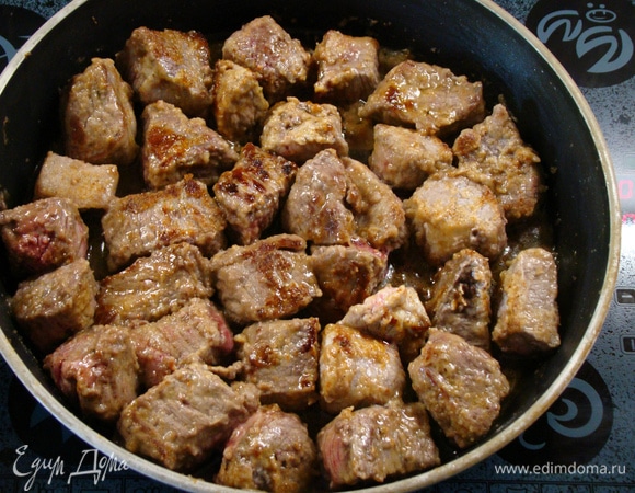 В глубокой сковороде разогреть 2 ст. л. оливкового масла и 1 ст. л. сливочного масла, обжарить мясо до золотистой корочки. Выложить мясо на блюдо.