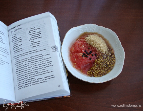 Натереть на терке помидор, добавить горчицу, сахар и остальной перец горошком. Все перемешать.