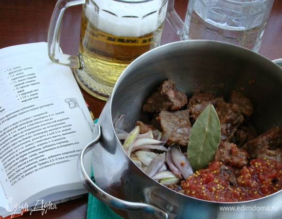 В кастрюле смешать мясо, обжаренный лук-шалот и заправку из помидора и горчицы. Влить 0,5 литра светлого пива и 300 мл кипятка, добавить лавровый лист, все перемешать и тушить на медленном огне 2,5 часа.