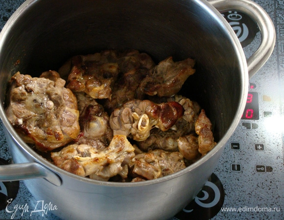 В большой кастрюле разогреть растительное масло и обжарить куски баранины. Обжаренную баранину выложить на тарелку.