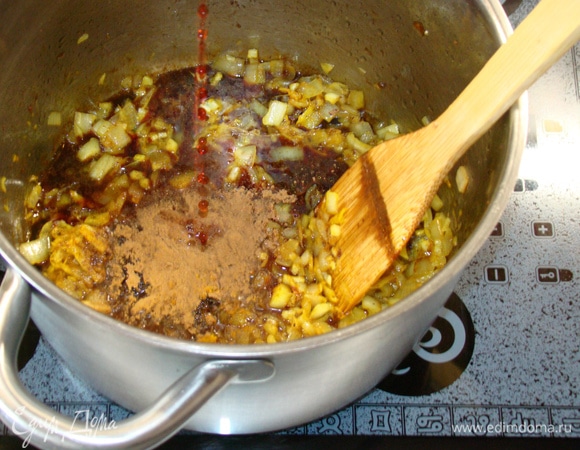 Затем добавить мед, соевый соус, корицу и красное сухое вино. Все перемешать.