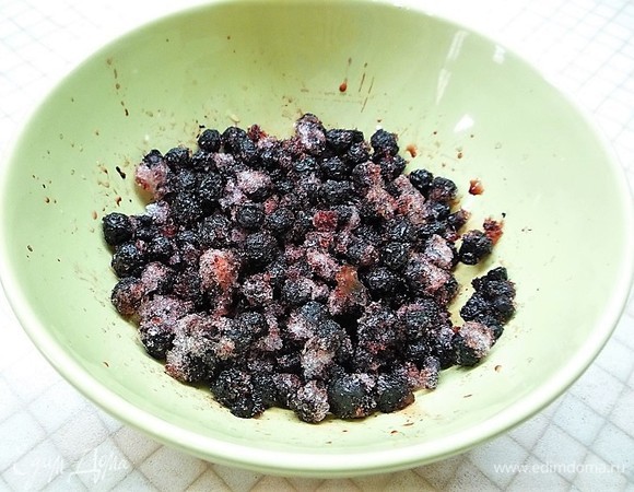 Духовку предварительно разогреваем до 180°C. Чернику предварительно размораживаем.