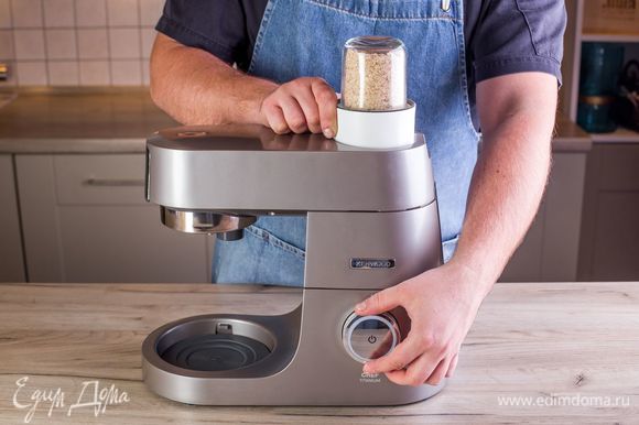 Миндаль поджарьте на сухой сковороде, а затем измельчите с помощью насадки мультиизмельчитель для кухонной машины KENWOOD.