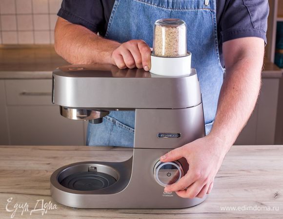 Миндаль поджарьте на сухой сковороде, а затем измельчите с помощью насадки мультиизмельчитель для кухонной машины KENWOOD.