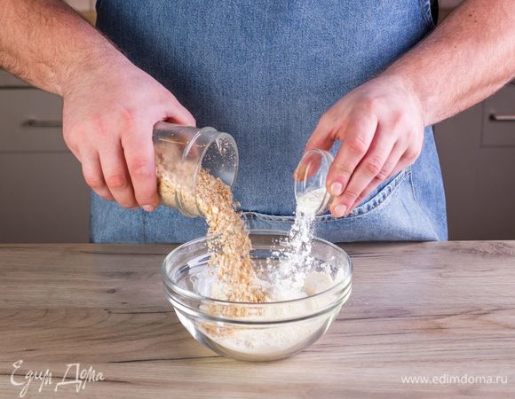 В емкости смешайте просеянную муку, измельченный миндаль и разрыхлитель.