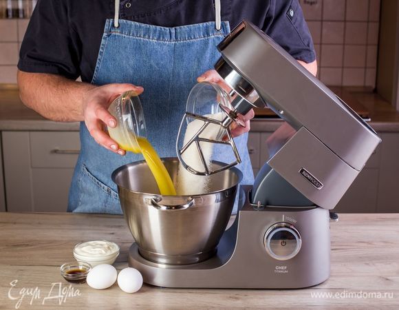 В чаше смешайте растопленное сливочное масло, сахар, яйца, сметану. Добавьте ванильный экстракт. Все перемешайте с помощью к-образной насадки.